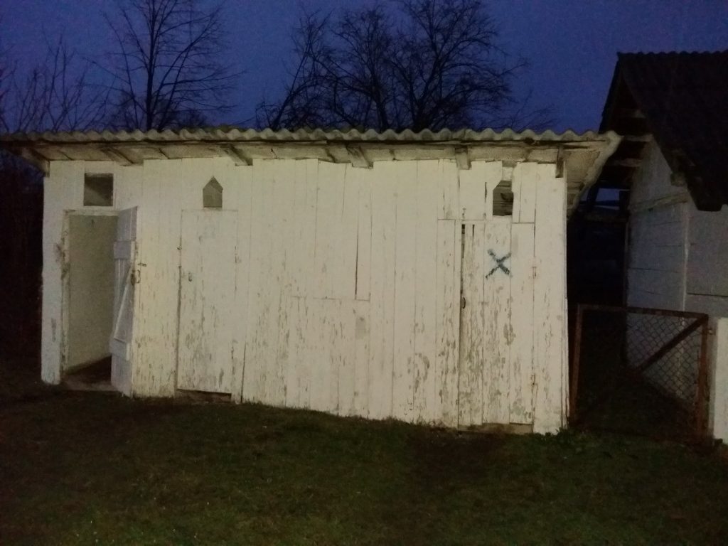 В одній із шкіл Надвірнянщини хулігани підпалили вуличний туалет