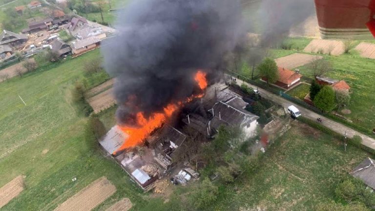 Спалахнуло як сірник: на свято Трійці в Косівському районі за короткий час згорів комплекс будівель загальною площею майже 150 квадратів