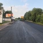 На мості у Чернієві дорожники встелили чорновий шар асфальту: фото