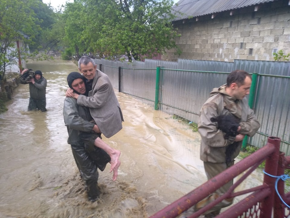 Підтоплено більше сотні будинків, зруйновано дороги, пошкоджено мости: Прикарпаття страждає від сильної негоди