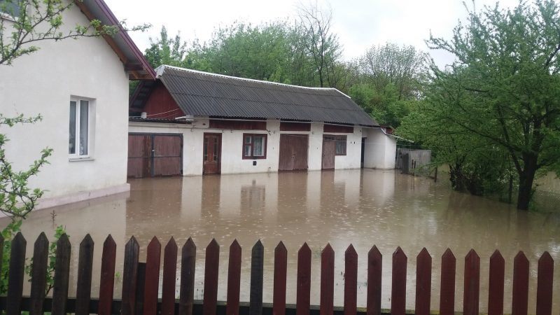 "З таким підйомом води може відрізати три частини села", - голова Підпечер про стихію