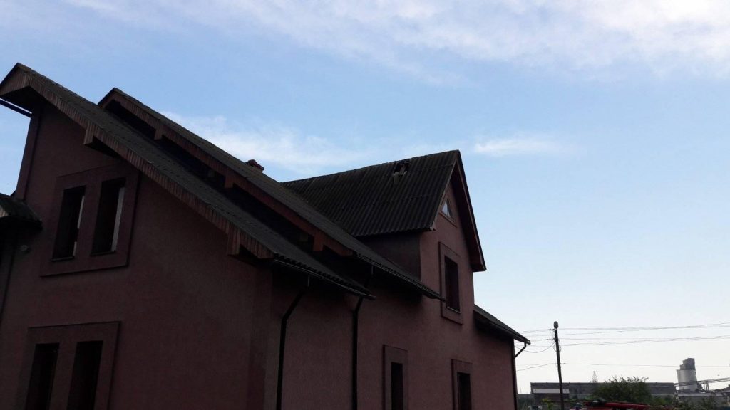 В передмісті Івано-Франківська блискавка влучила у житловий будинок