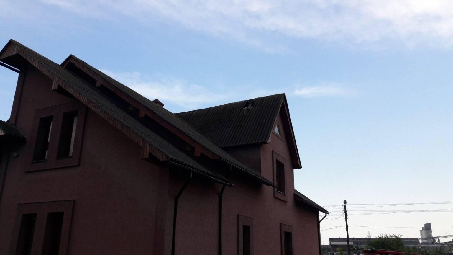 В передмісті Івано-Франківська блискавка влучила у житловий будинок