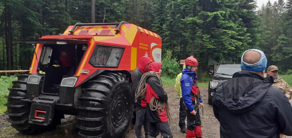 Як прикарпатські надзвичайники рятували туристів із Манявського водоспаду