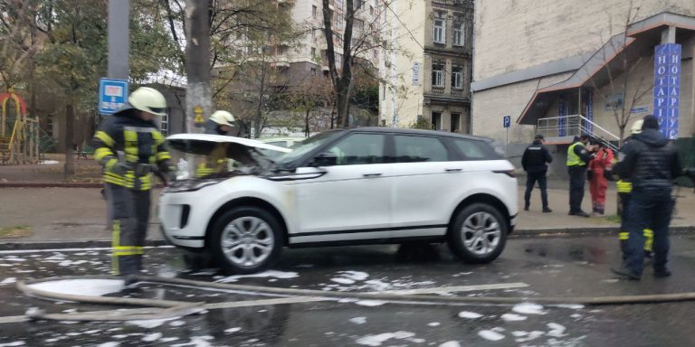 На Прикарпатті горів елітний Land Rover