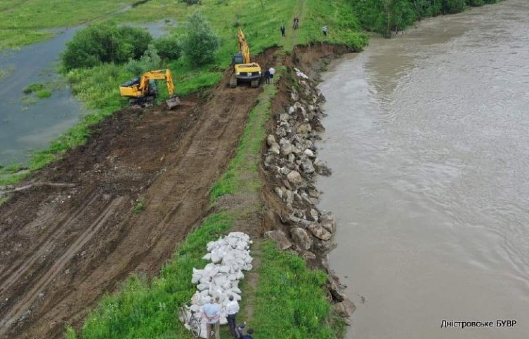 На Прикарпатті в екстреному порядку відбудовують зруйновану могутнім Прутом дамбу