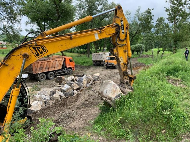 В селі на Коломийщині взялися укріплювати пошкоджену негодою дамбу: фотофакт