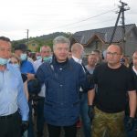 Петро Порошенко відвідав одне з сіл на Прикарпатті, що сильно постраждало від негоди: фоторепортаж