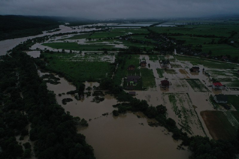 На Прикарпатті велика вода прорвала одну із захисних дамб - затопило село