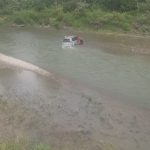 У Франківську водій за кермом Тойоти дрифтував у річці: фото