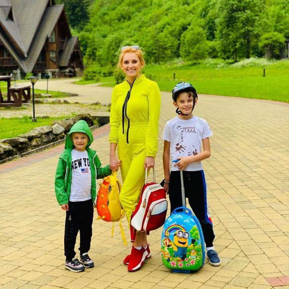 Популярна українська співачка поділилась світлинами сімейного відпочинку у Карпатах: фото