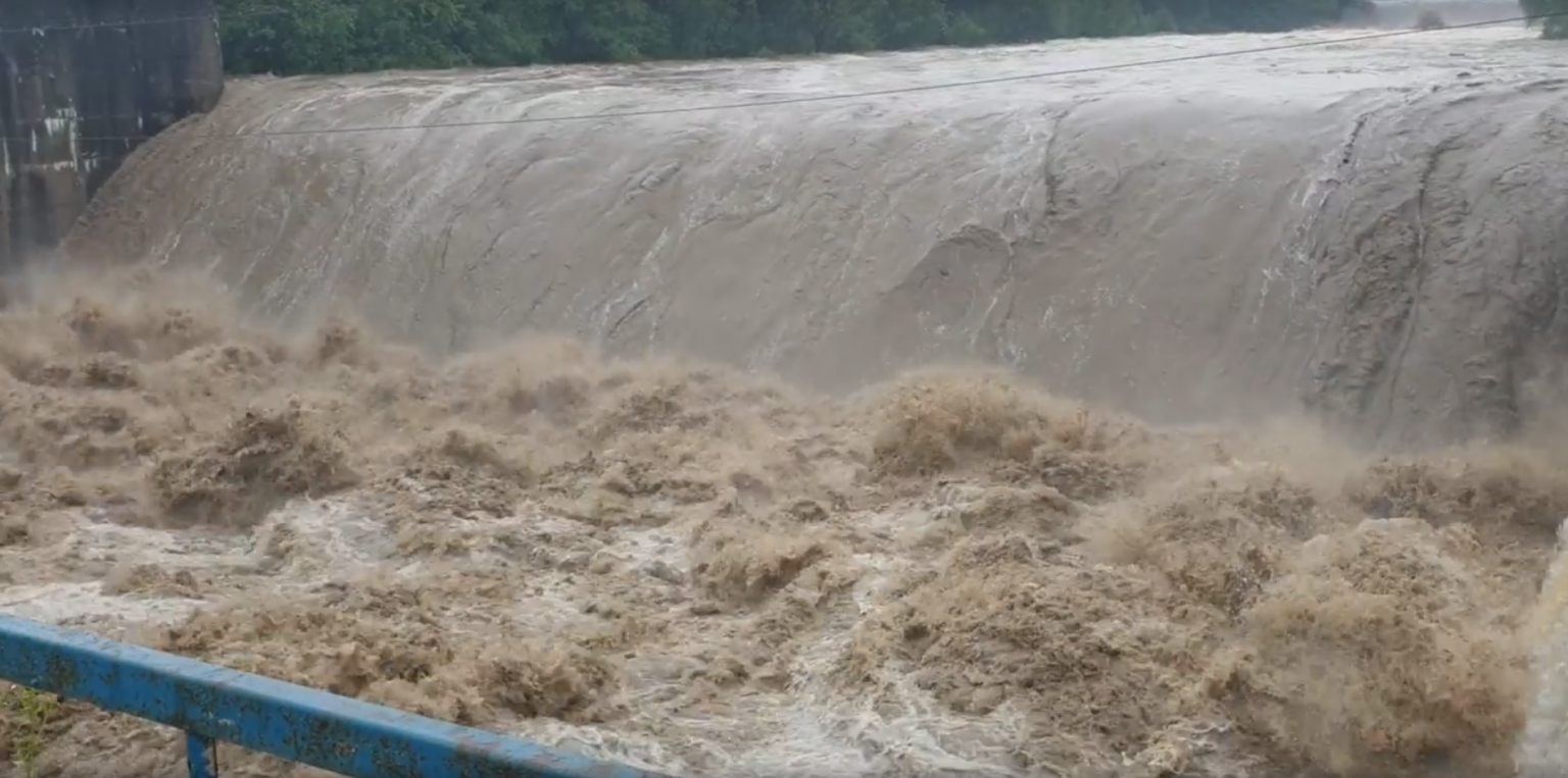 На Рожнятівщині дамба перетворилася у водоспад: відео