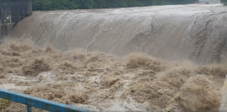 На Рожнятівщині дамба перетворилася у водоспад: відео