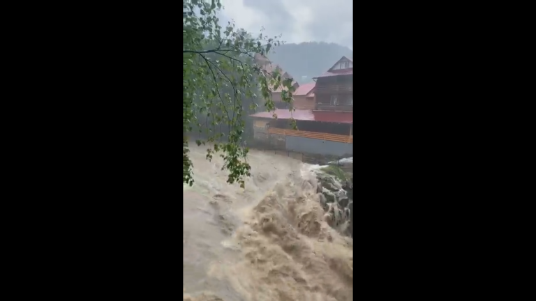 Як виглядає водоспад Пробій після рясних злив: відео