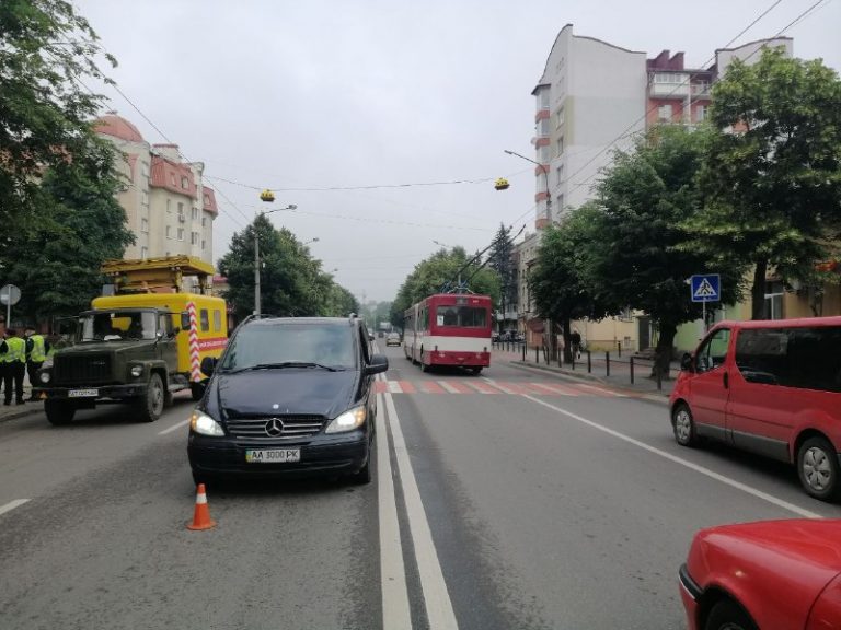 У Франківську водій Мерседеса на зебрі наїхав на жінку: фото