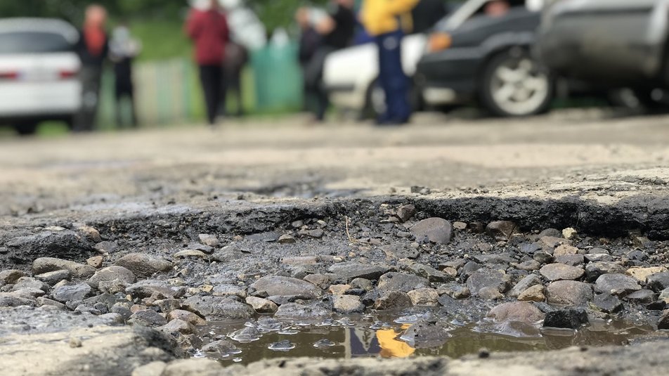 У Долинському районі мешканці перекрили дорогу - вимагають її ремонту: фотофакт