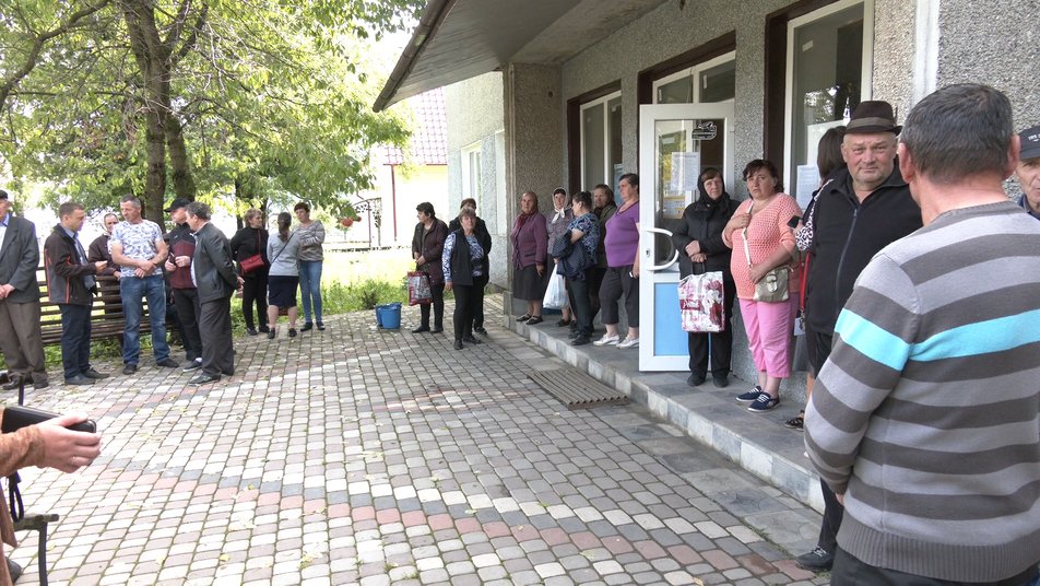 У Космацькій ОТГ закривають єдине відділення банку, місцеві мешканці - проти: фото, відео