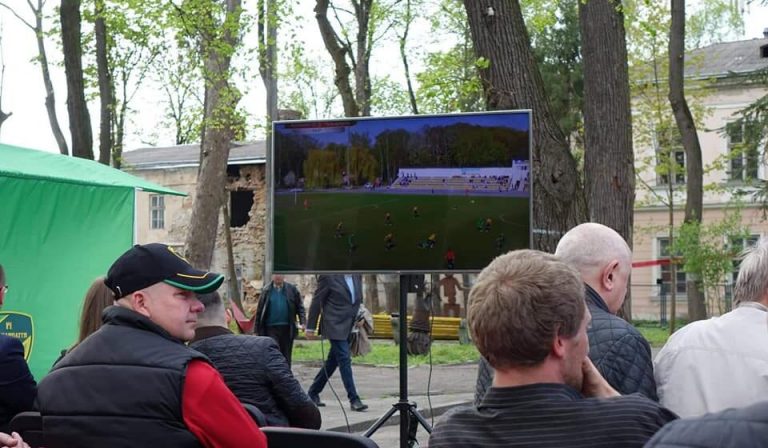 На території Палацу Потоцьких відновлюють зону для футбольних вболівальників: відео