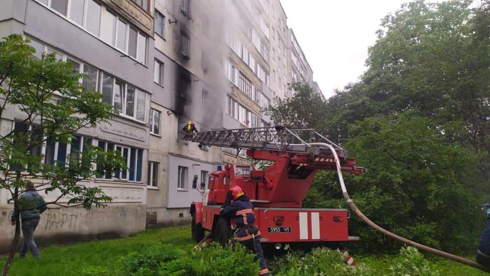 В одній з багатоповерхівок Франківська спалахнула пожежа, з квартири врятували літню жінку: фото, відео