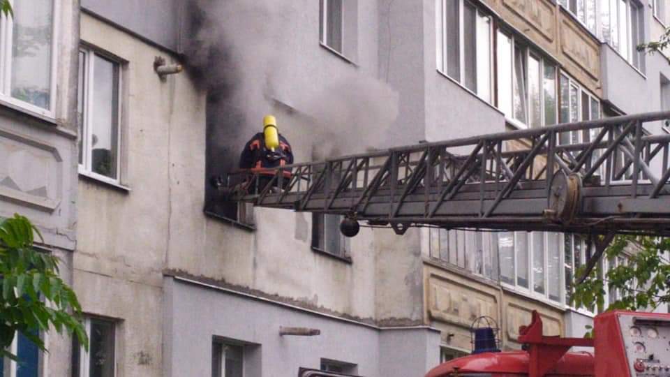 В одній з багатоповерхівок Франківська спалахнула пожежа, з квартири врятували літню жінку: фото, відео
