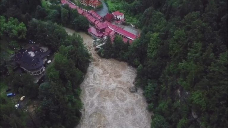 Нестримний Пробій після дощів. В мережі з'явилось відео яремчанського водоспаду з висоти пташиного польоту