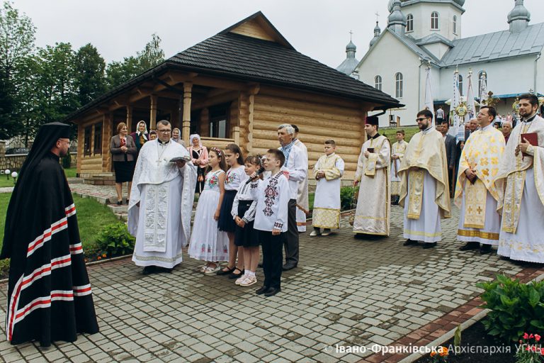 В режимі онлайн відбулася проща молодіжних спільнот до села Старуня: фото, відео