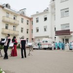 У Франківську під стінами лікарні для медиків влаштували концерт: фоторепортаж