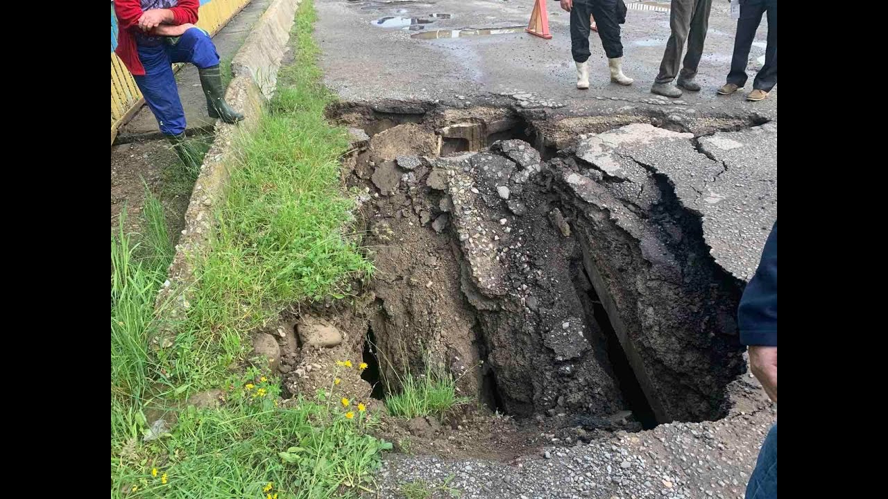 В Надвірнянському районі через рясні опади на мості утворилось провалля. Поліція перекрила рух: відео