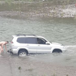 У Франківську водій за кермом Тойоти дрифтував у річці: фото