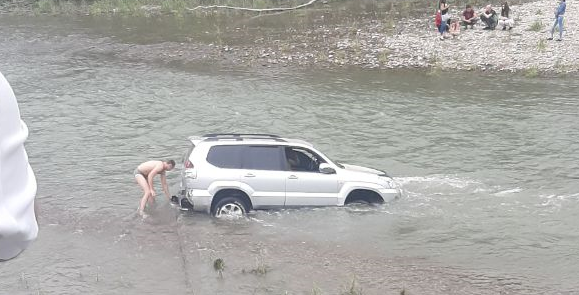 У Франківську водій за кермом Тойоти дрифтував у річці: фото