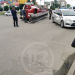 У Франківську зіткнулися пожежна автодрабина та легковик, від удару машина рятувальників перекинулася : фото та відео