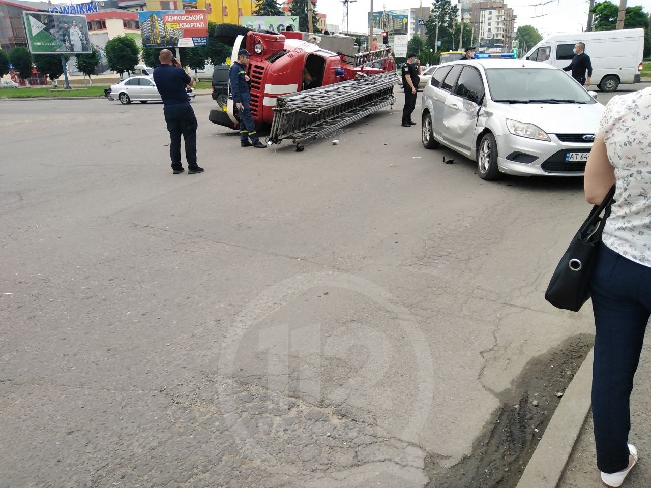 У Франківську зіткнулися пожежна автодрабина та легковик, від удару машина рятувальників перекинулася : фото та відео