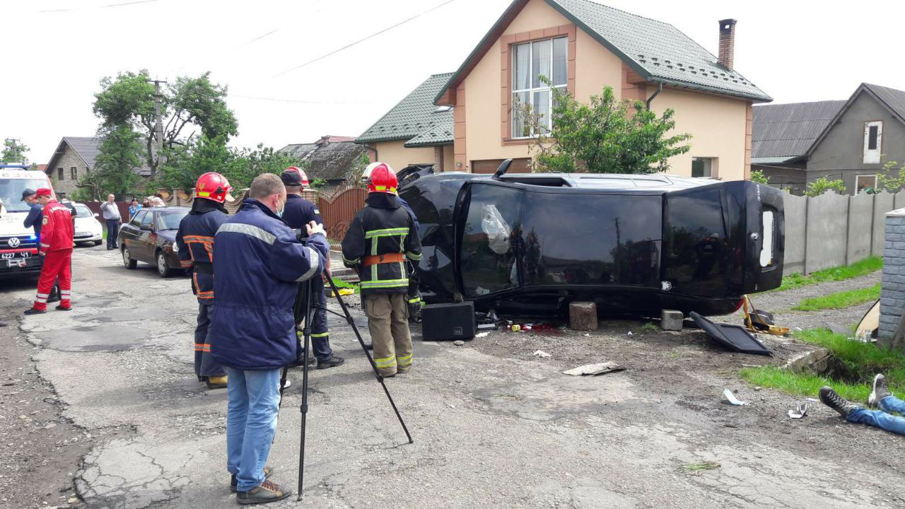 Неподалік Франківська перекинувся легковик, водій загинув на місці: фотофакт