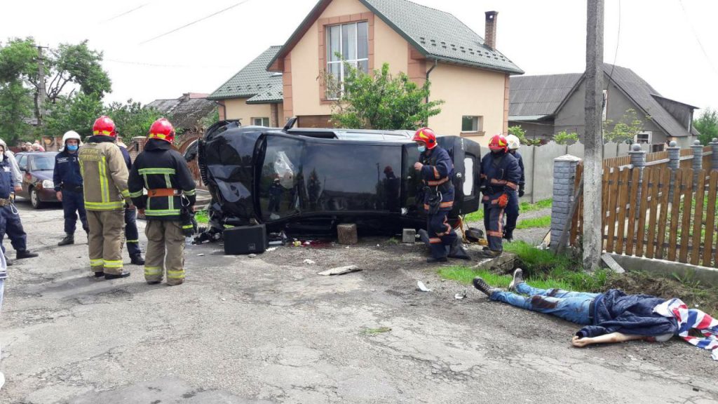 Неподалік Франківська перекинувся легковик, водій загинув на місці: фотофакт