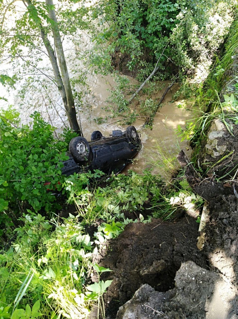 На Прикарпатті авто злетіло у річку