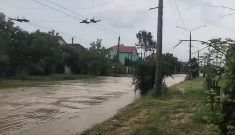 Негода затопила тролейбусне ДЕПО у Франківську: відео