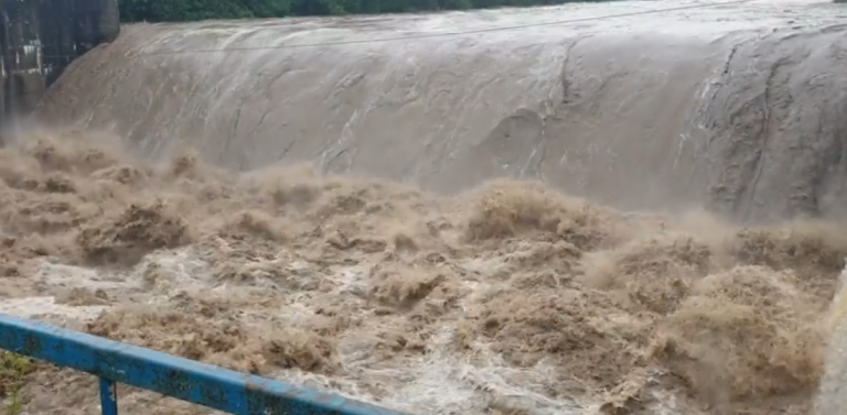 Стихія перетворила дамбу у Рожнятівському районі на бурхливий водоспад: відео з висоти