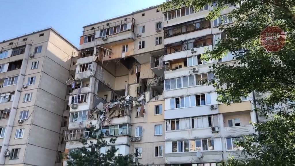 У київській багатоповерхівці стався потужний вибух, є загиблі та потерпілі: фоторепортаж