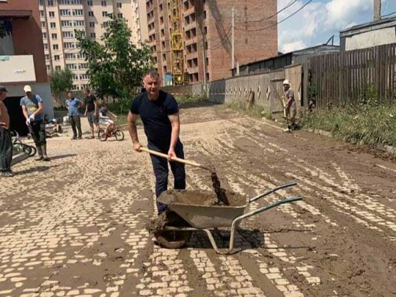 Франківський депутат допомагає мешканцям Пасічної усувати наслідки негоди