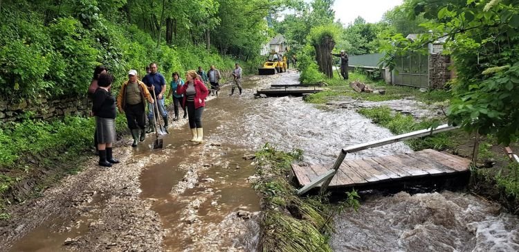 Вода, що піднялась у річках через рясні зливи, розмила дорогу між двома прикарпатськими селами