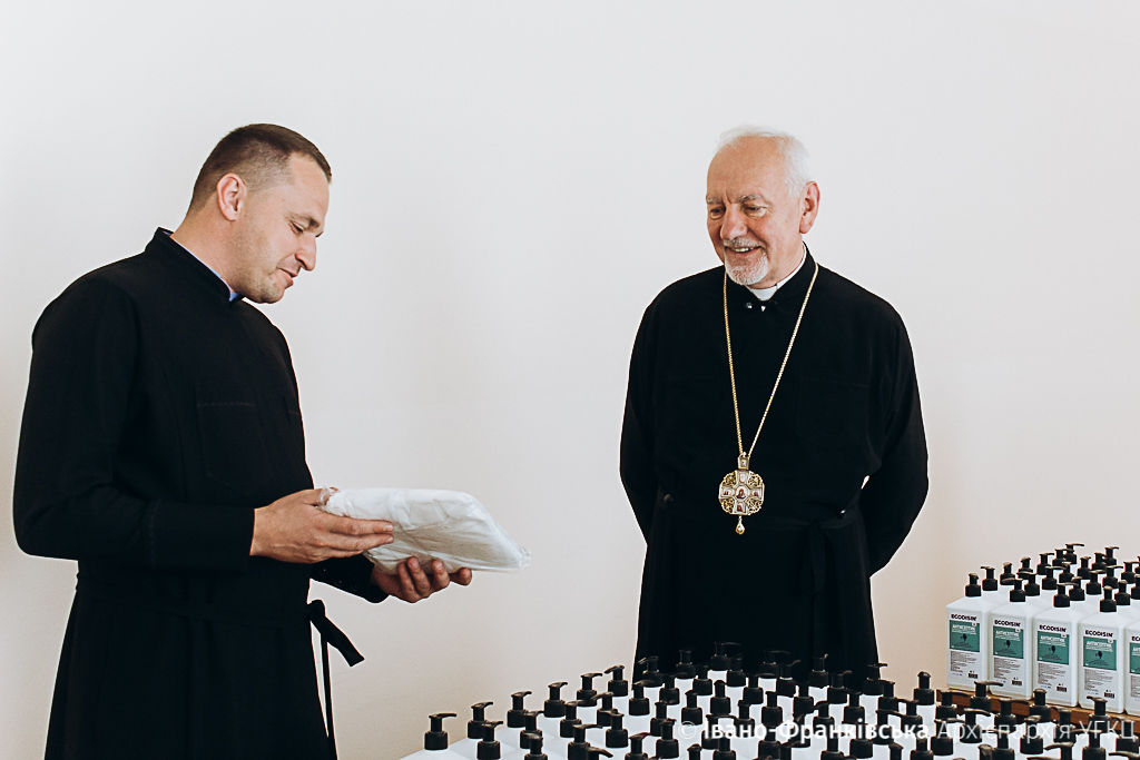 Франківських священників забезпечать засобами захисту ФОТО