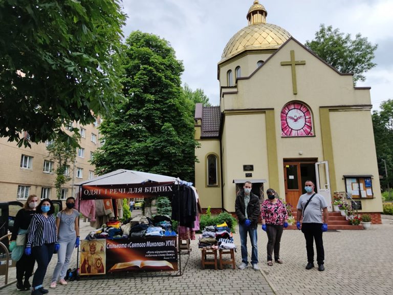 У Франківську при парафії роздають одяг для потребуючих ФОТО