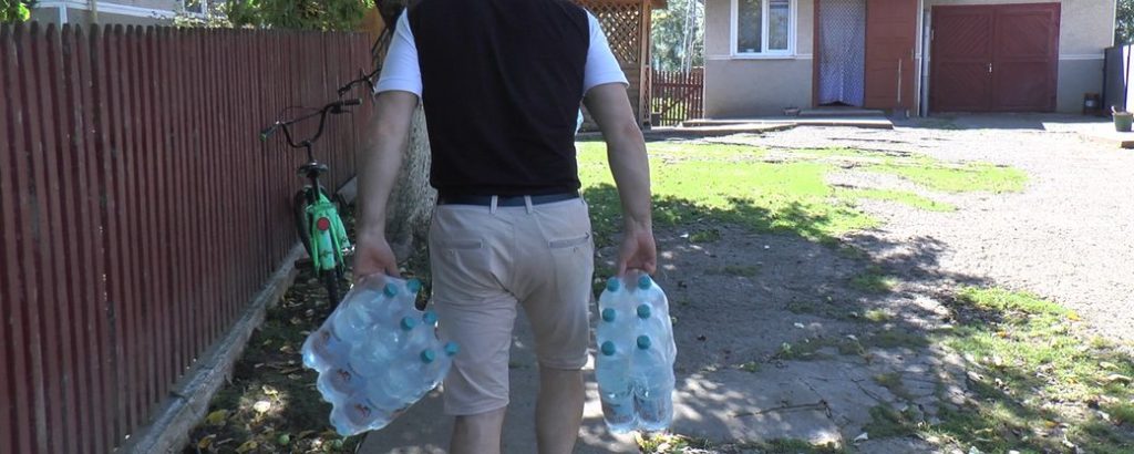 Ветерани АТО з волонтерами доставляють питну воду постраждалим від повені прикарпатцям ВІДЕО