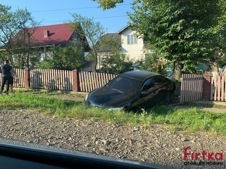 У прикарпатському селі водій, аби уникнути зіткнення з іншим авто, злетів у паркан ФОТО