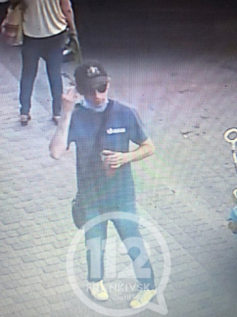 Франківців просять впізнати молодика, який посеред дня вкрав велосипед у дитини