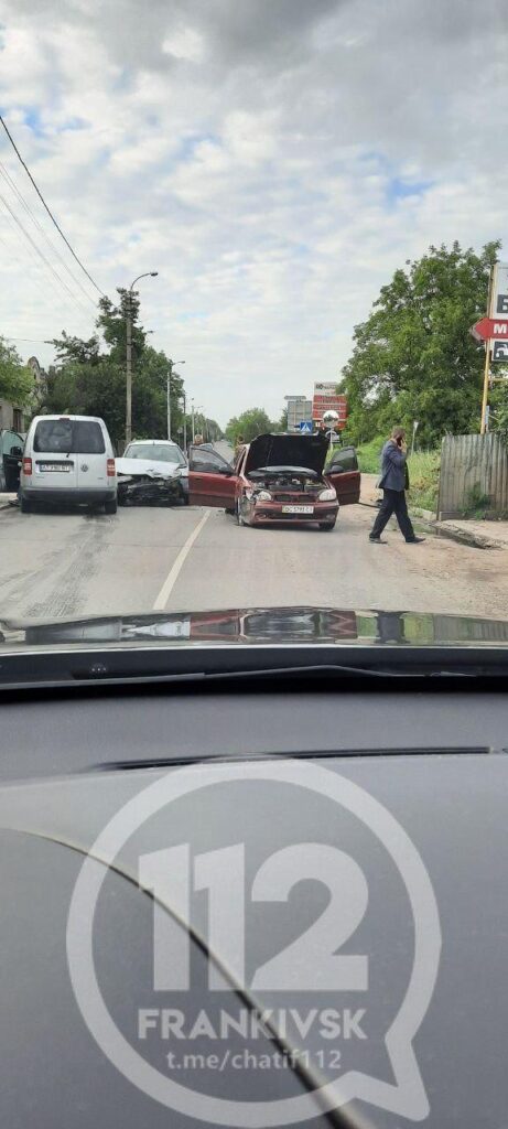 У Франківську через аварію перекрили вулицю в районі вокзалу