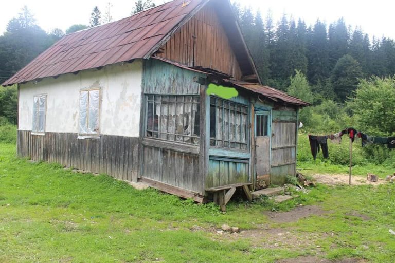 Прикарпатська родина, що опинилася за межею бідності, потребує нашої допомоги