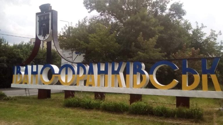 Франківські комунальники оновлюють в'їзні знаки при в'їздах у місто