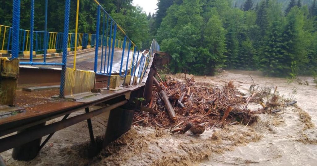 Негода на Прикарпатті: вода нарешті відступила від усіх житлових будинків, проте до семи гірських сіл досі не їздить транспорт