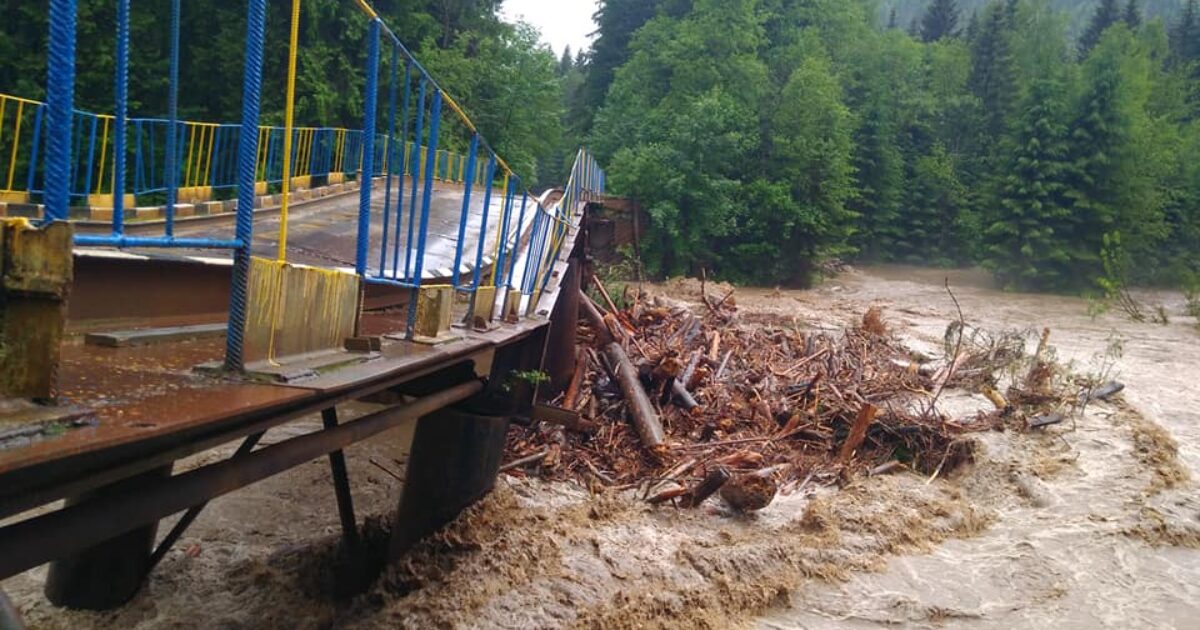 Негода на Прикарпатті: вода нарешті відступила від усіх житлових будинків, проте до семи гірських сіл досі не їздить транспорт